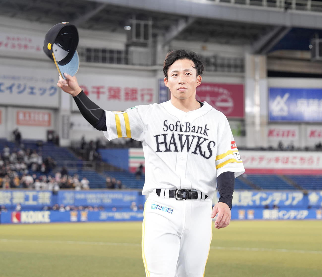 ロッテ対ソフトバンク　ヒーローインタビュー後、ファンの声援に応えるソフトバンク野村（撮影・鈴木みどり）