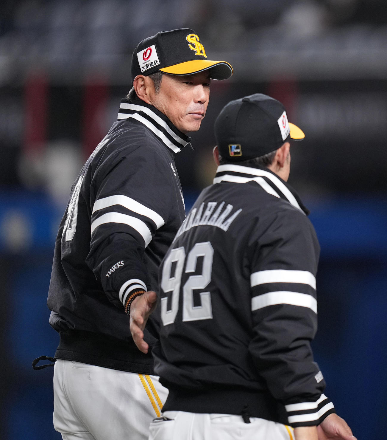 ロッテ対ソフトバンク　ロッテに勝利し、引き揚げるソフトバンク小久保監督（左）（撮影・鈴木みどり）