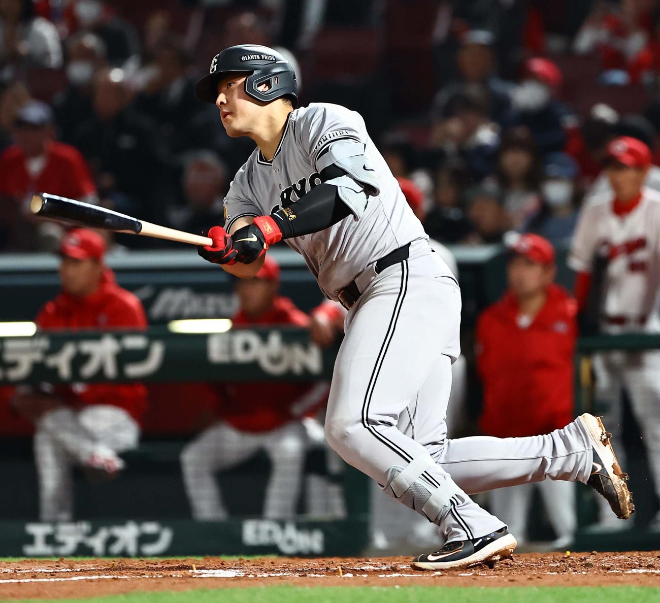 広島対巨人　4回表巨人1死、岡本は12試合連続安打を放つ（撮影・上田博志）