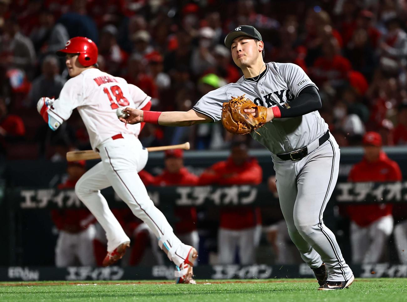 広島対巨人　4回裏広島無死一、二塁、岡本（右）は森下のバントを三塁へ送球するも野選となる（撮影・上田博志）