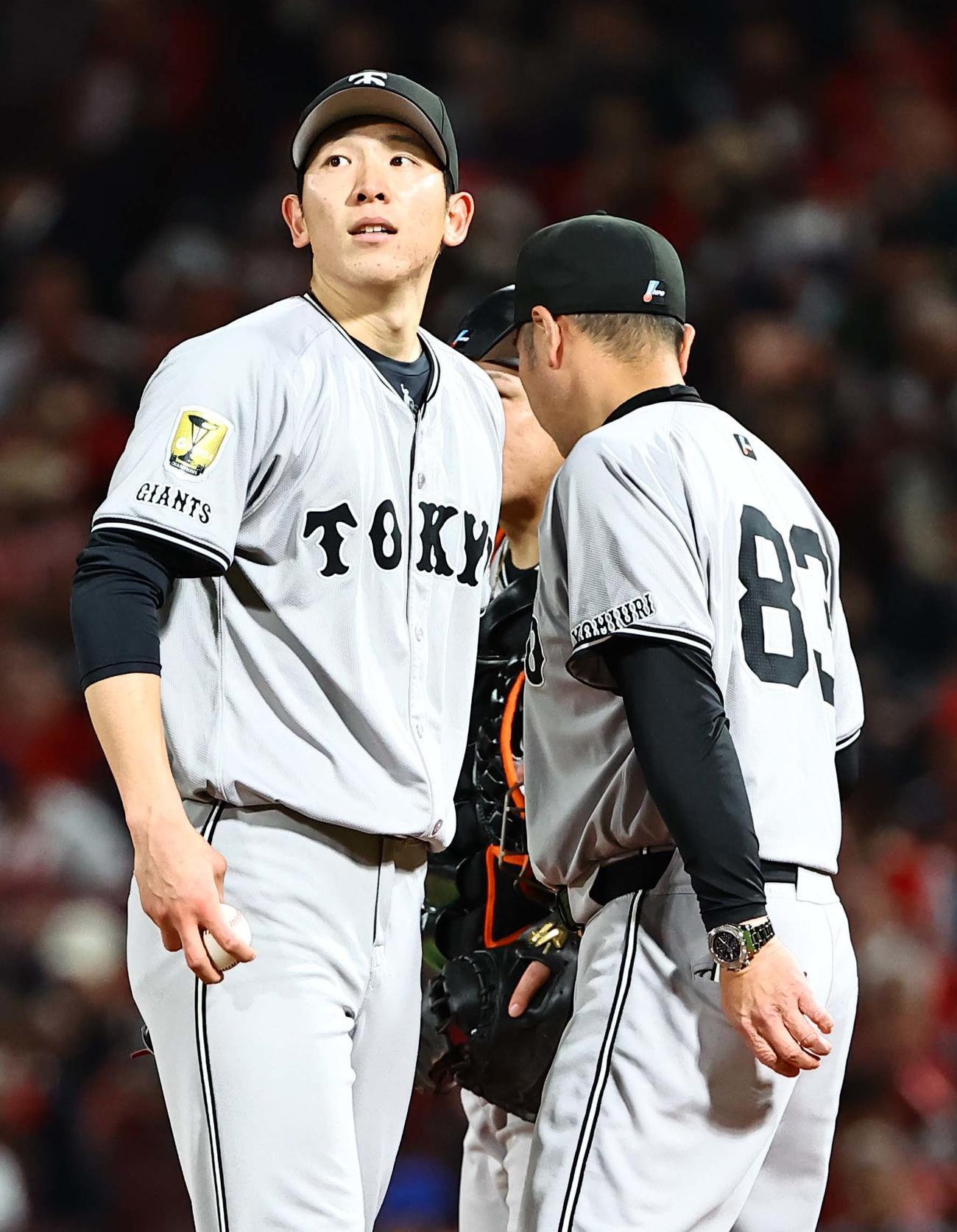 広島対巨人　4回途中10失点の戸郷（左）は阿部監督（右）から交代を告げられる（撮影・上田博志）