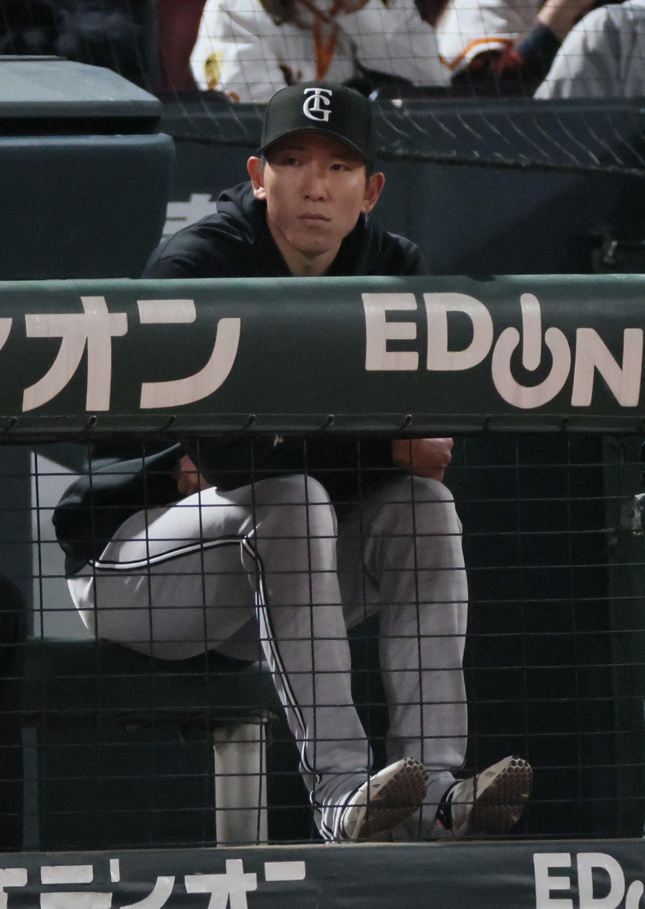 広島対巨人　6回裏広島、ベンチの戸郷（撮影・加藤孝規）