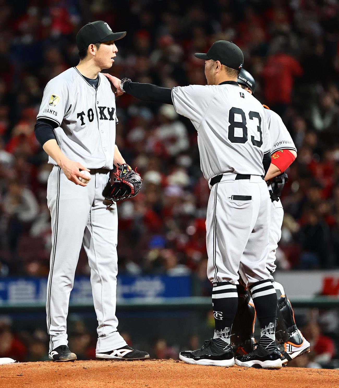 広島対巨人　4回途中10失点の戸郷（左）は阿部監督（右）から交代を告げられる（撮影・上田博志）