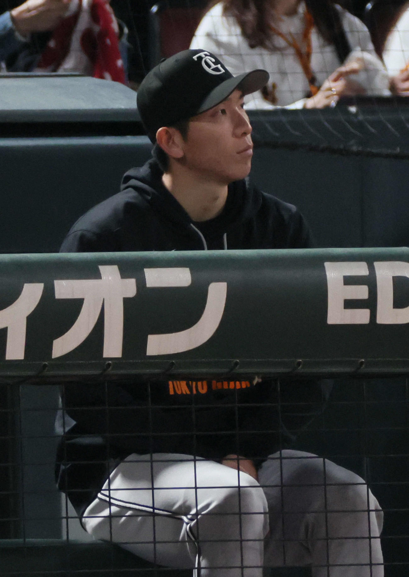 広島対巨人　6回裏広島、ベンチの戸郷（撮影・加藤孝規）