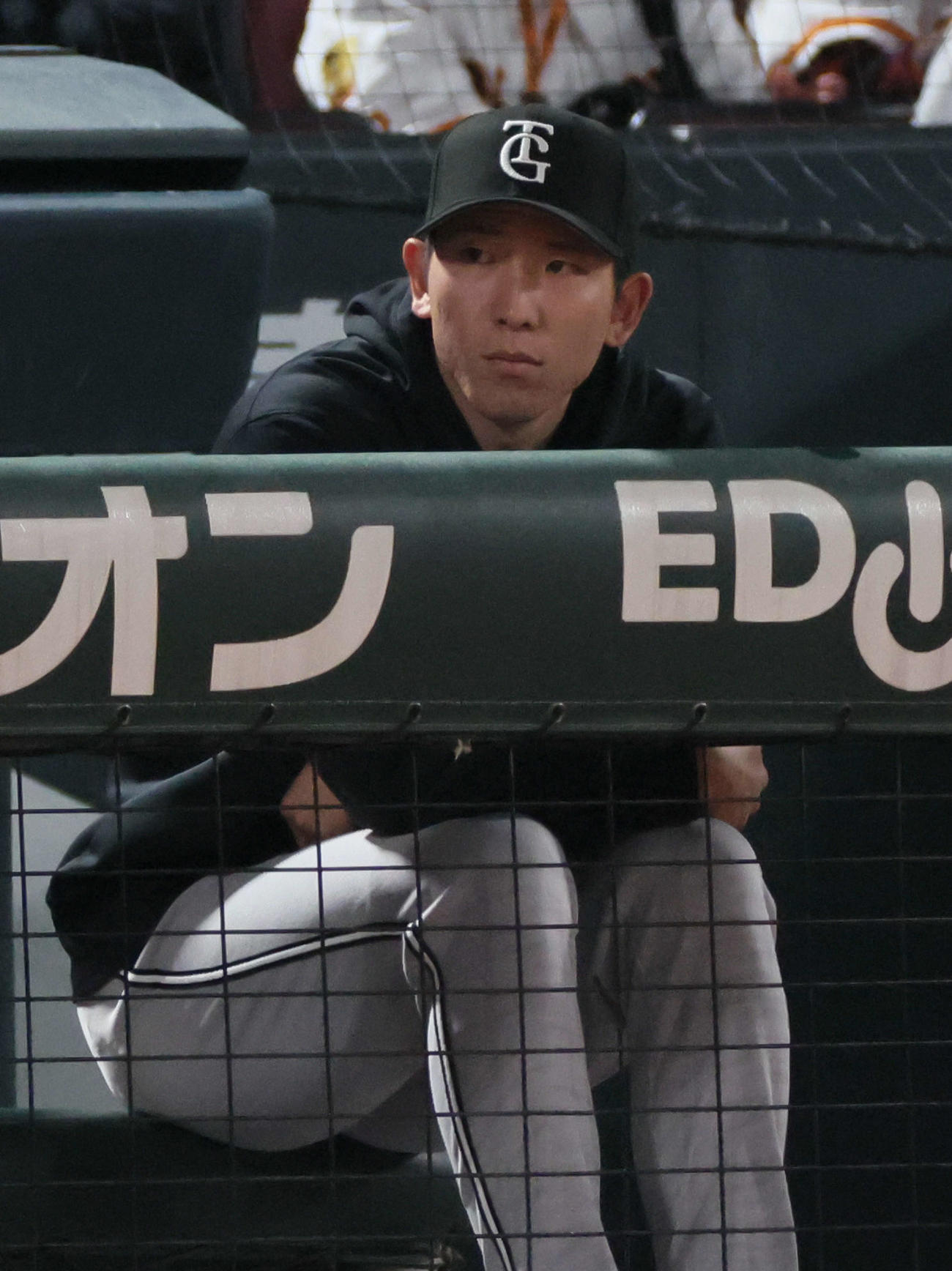 広島対巨人　6回裏広島、ベンチの戸郷（撮影・加藤孝規）