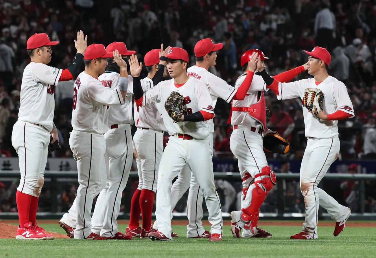 広島対巨人　巨人に快勝した広島ナイン（撮影・加藤孝規）