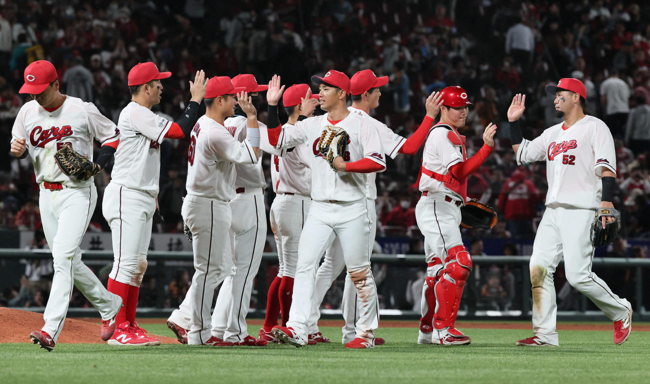 広島対巨人　巨人に快勝した広島ナイン（撮影・加藤孝規）