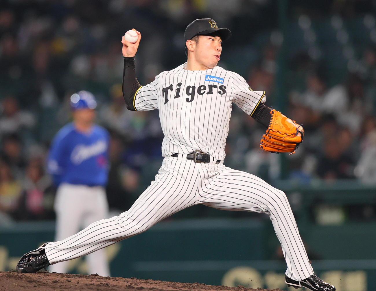 阪神対中日　8回表に登板する阪神石井（撮影・上山淳一）