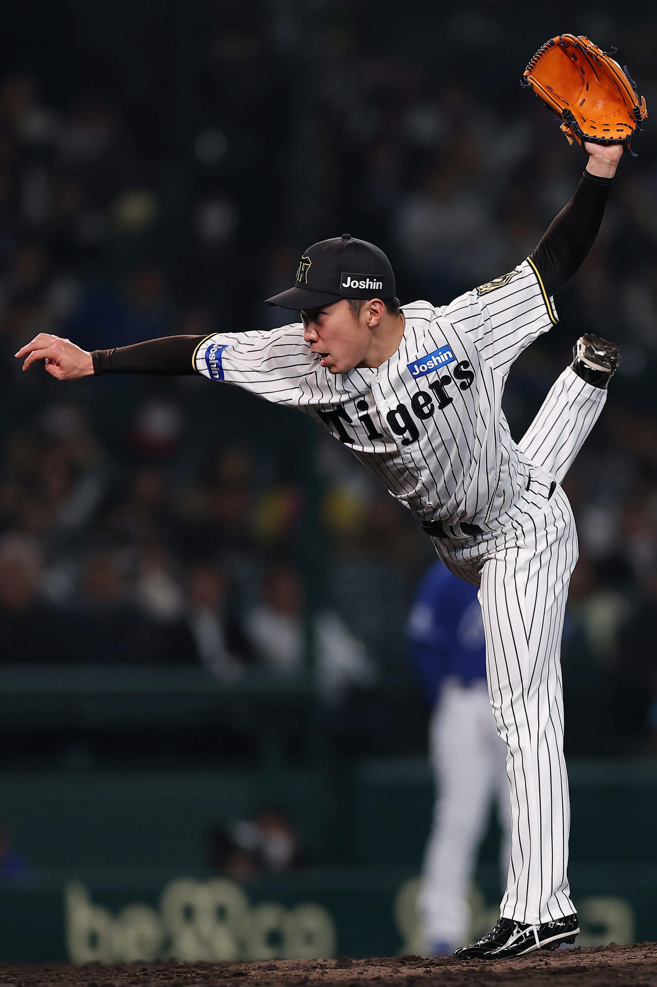 阪神対中日　力投する阪神4番手の石井（撮影・前田充）