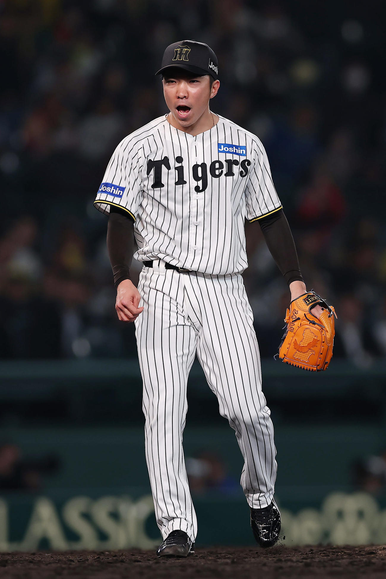 阪神対中日　8回表の中日打線を3者連続三振に仕留めた阪神石井（撮影・前田充）