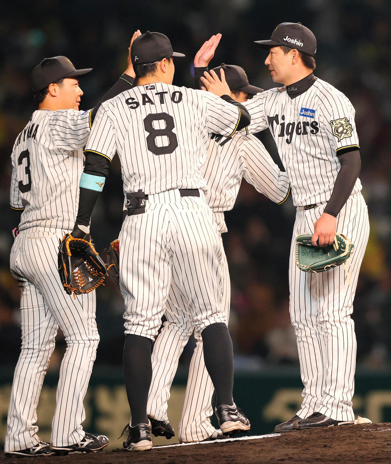 阪神対中日　阪神岩崎（右）は試合を締めナインとタッチをかわす（撮影・上山淳一）