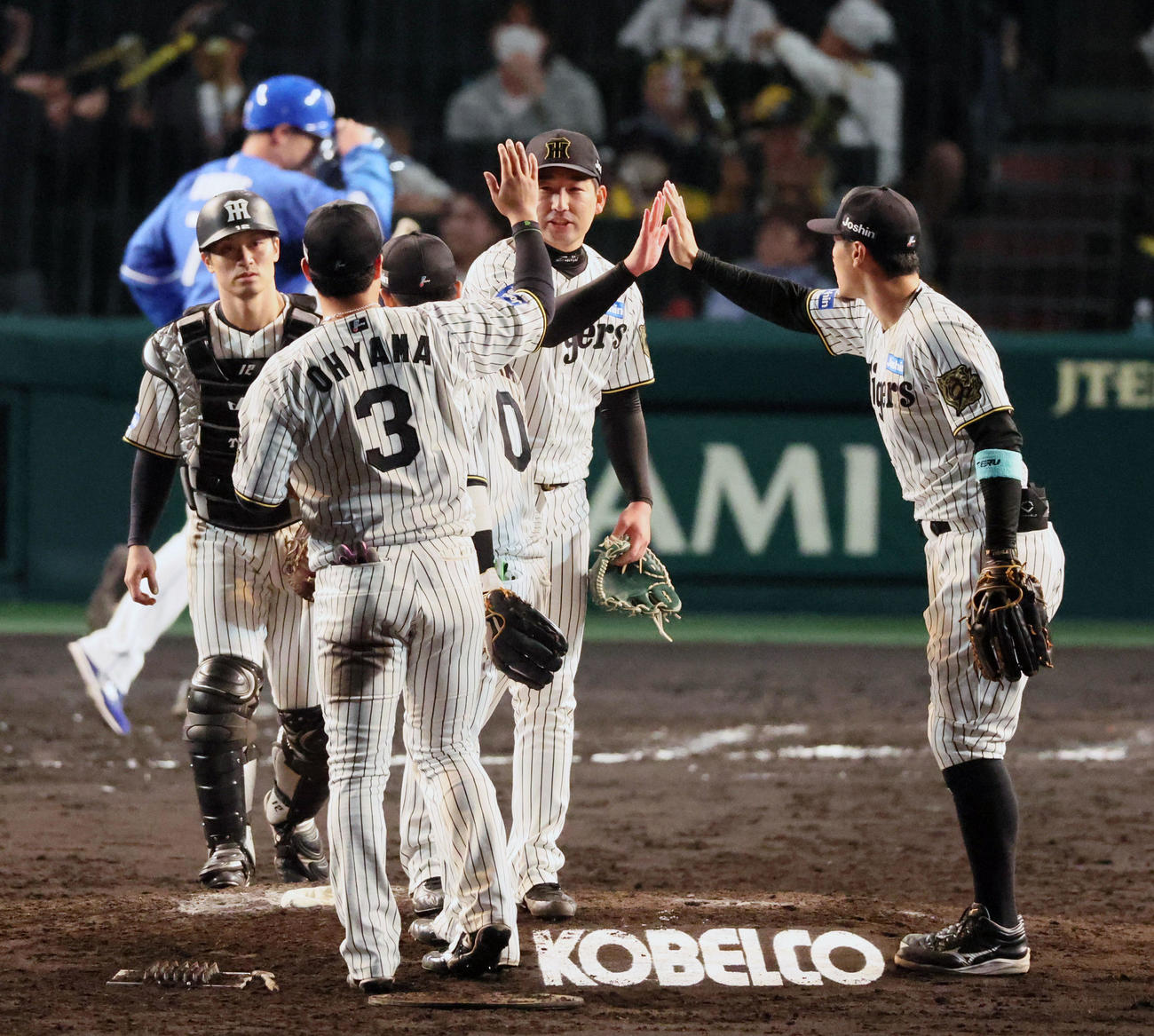 阪神対ヤ中日　甲子園初勝利を挙げマウンドでタッチする岩崎ら阪神ナイン（撮影・加藤哉）
