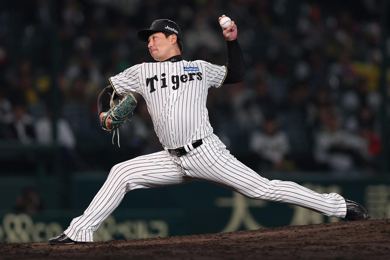 阪神対中日　力投する阪神5番手の岩崎（撮影・前田充）