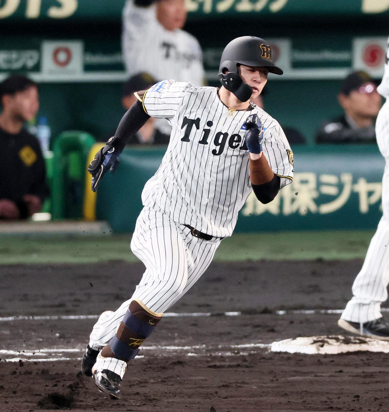 阪神対ヤ中日　4回裏阪神2死一塁、中野は左へ適時二塁打を放つ（撮影・加藤哉）