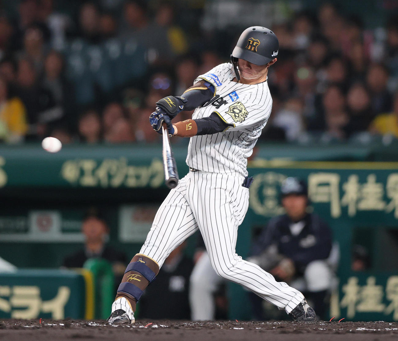 阪神対中日　2回裏阪神1死一塁、中野拓夢は中二塁打を放つ（撮影・上山淳一）