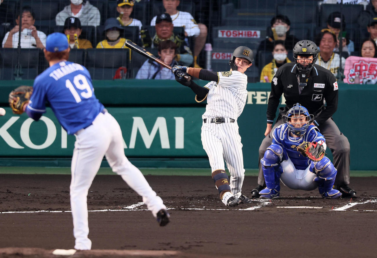阪神対中日　1回裏阪神1死、中野は右前打を放つ。投手高橋宏（撮影・加藤哉）