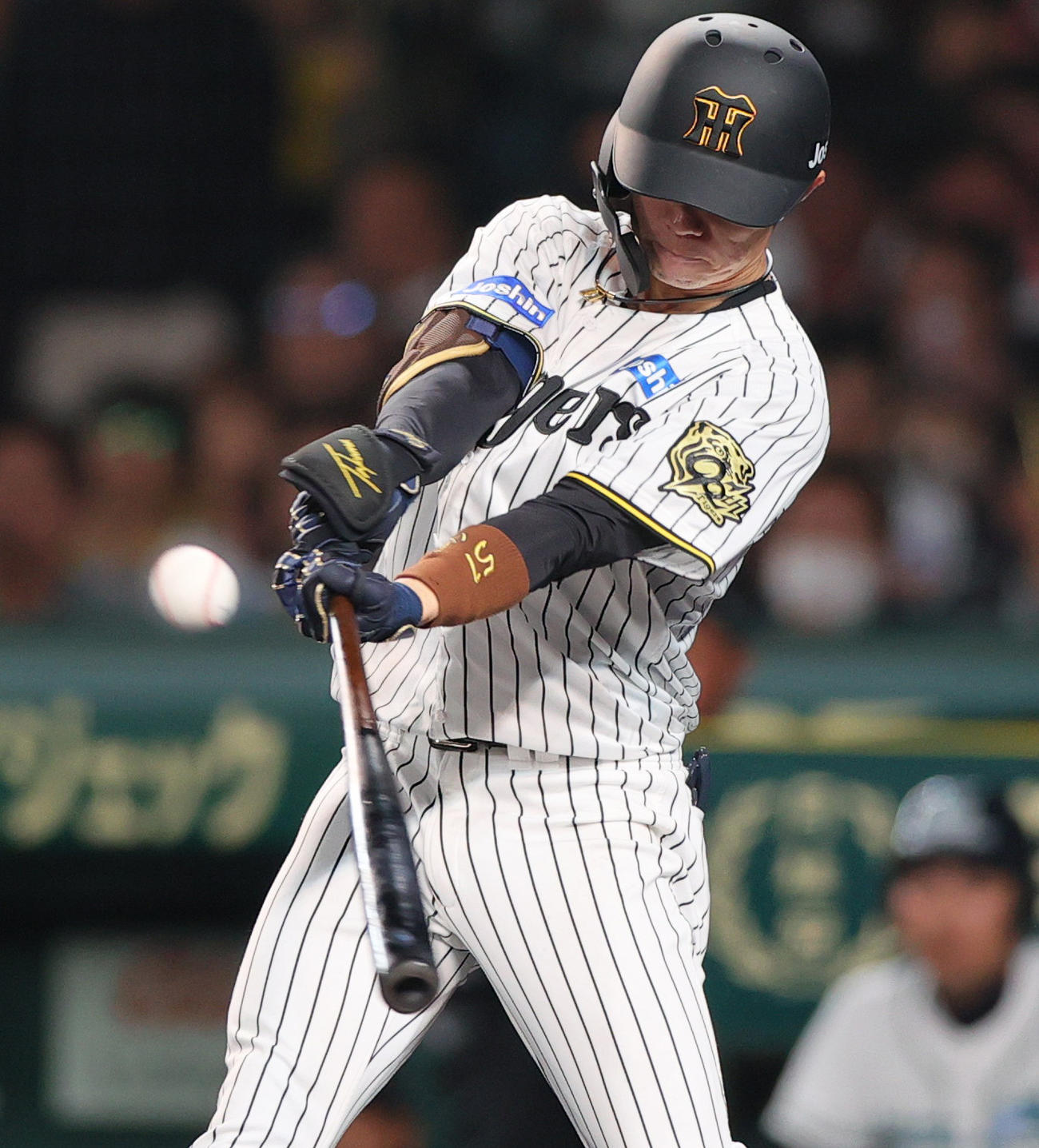 阪神対中日　4回裏阪神2死一塁、中野は左適時二塁打を放つ（撮影・上山淳一）