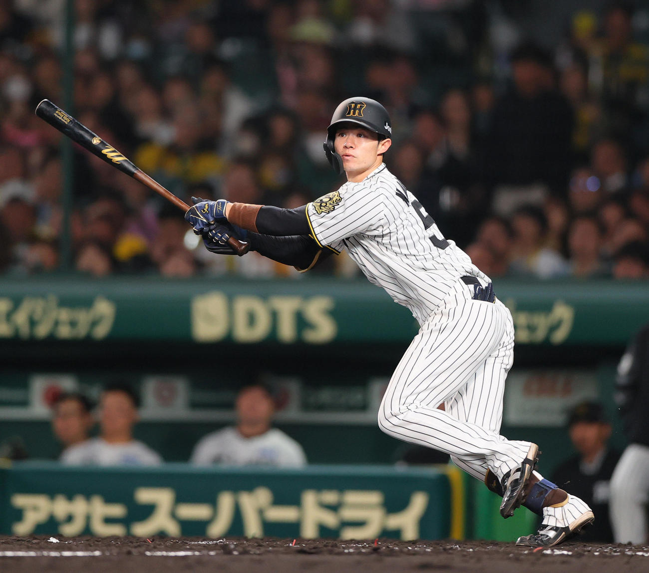 阪神対中日　4回裏阪神2死一塁、中野は左適時二塁打を放つ（撮影・上山淳一）