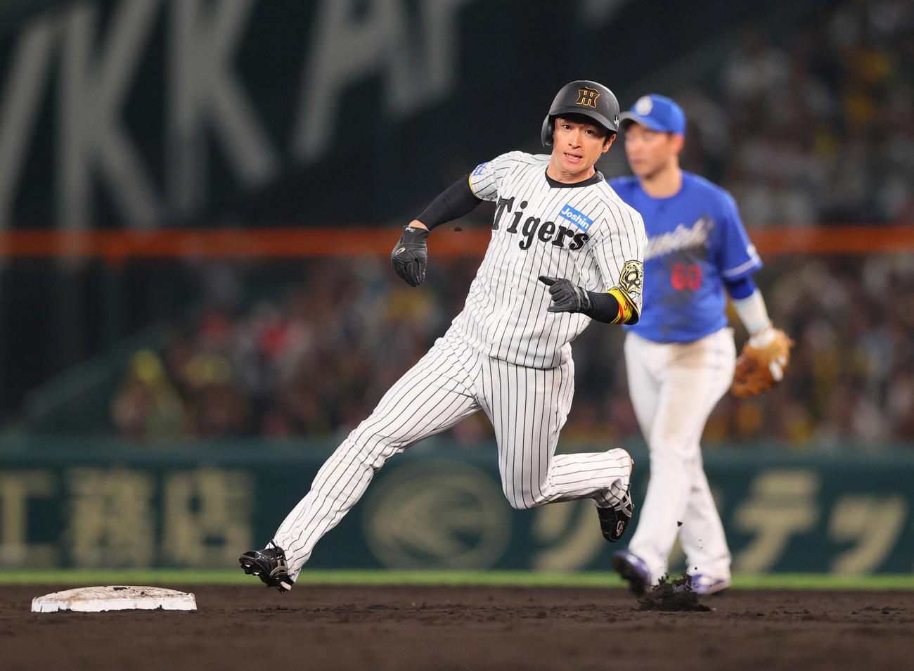 阪神対中日　4回裏阪神2死一塁、一走近本は中野の左適時二塁打で生還する（撮影・上山淳一）