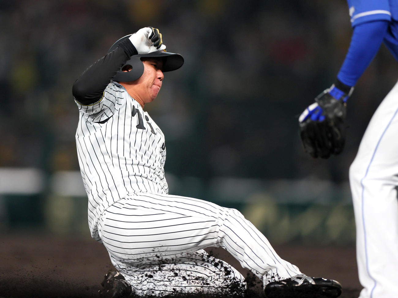阪神対中日　2回裏阪神1死一塁、一走村上は中野の中二塁打で三塁にスライディングする（撮影・上山淳一）