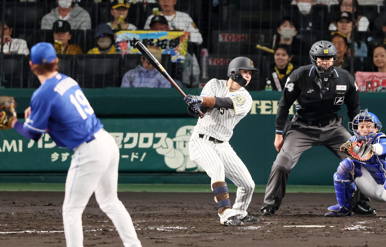 阪神対ヤ中日　4回裏阪神2死一塁、中野は左へ適時二塁打を放つ。投手高橋宏（撮影・加藤哉）