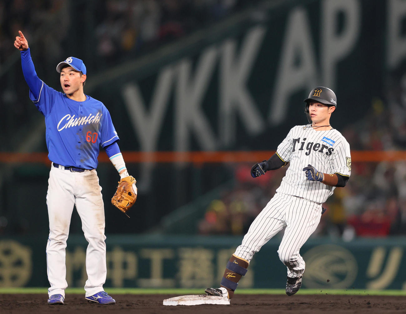 阪神対中日　4回裏阪神2死一塁、中野（右）は左適時二塁打を放ち二塁に向かう（撮影・上山淳一）