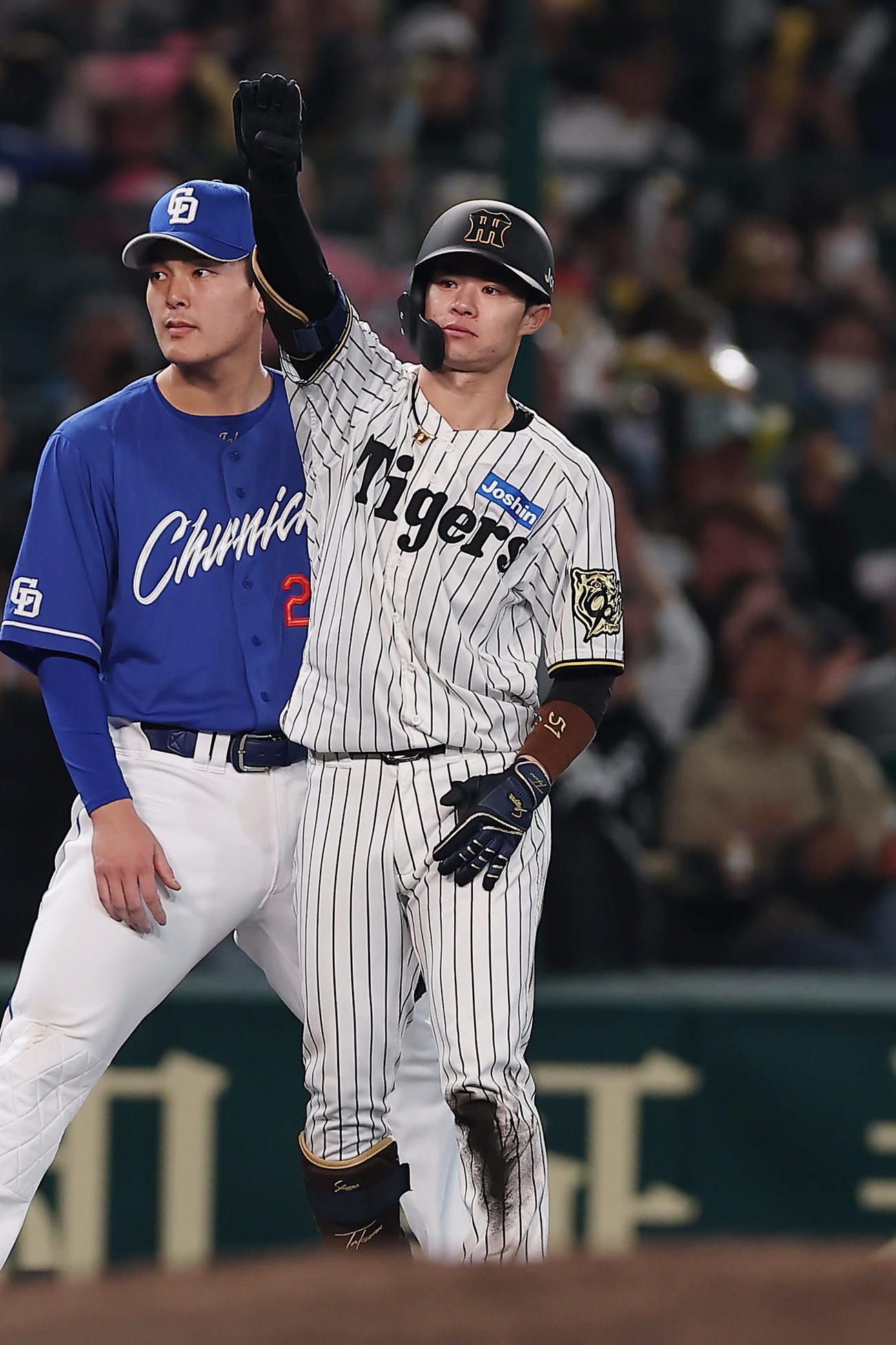 阪神対中日　4回裏阪神2死一塁、左翼線へ適時二塁打を放った中野（撮影・前田充）