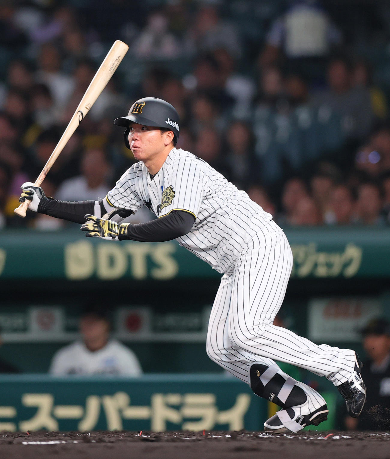 阪神対中日　2回裏阪神無死、村上は中前打を放つ（撮影・上山淳一）