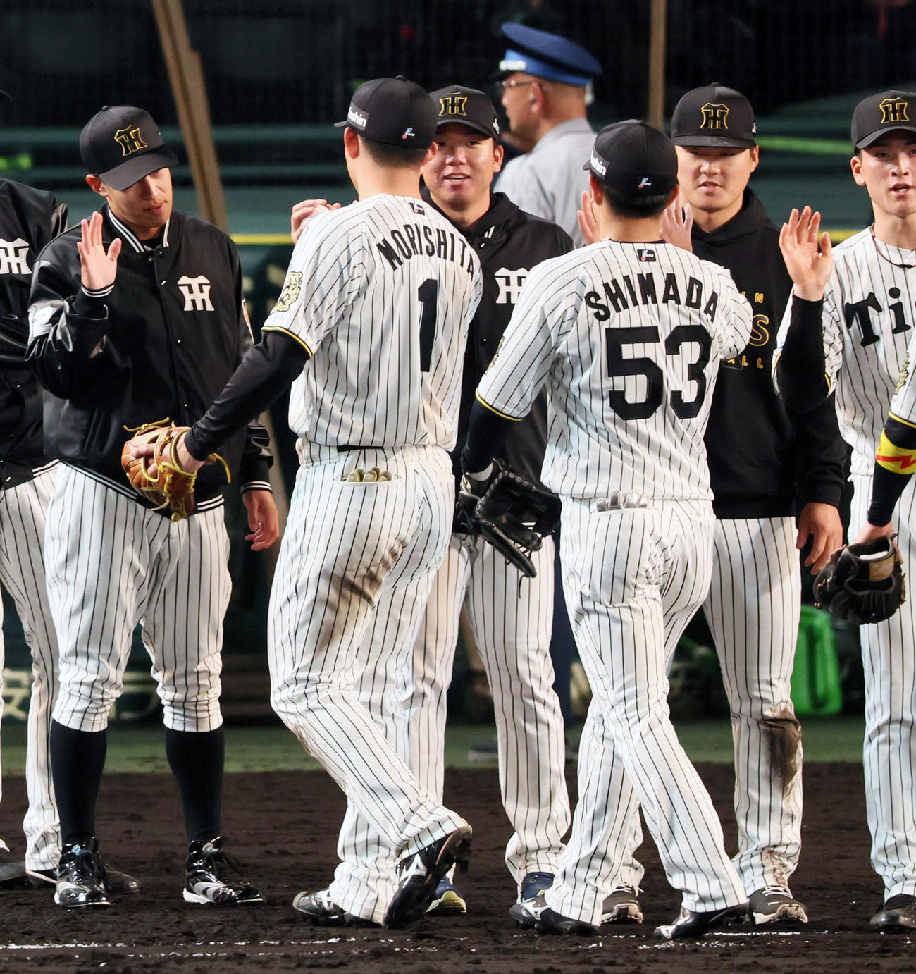 阪神対ヤ中日　中日に勝利し森下（左）からウイニングボールを受け取る村上（撮影・加藤哉）