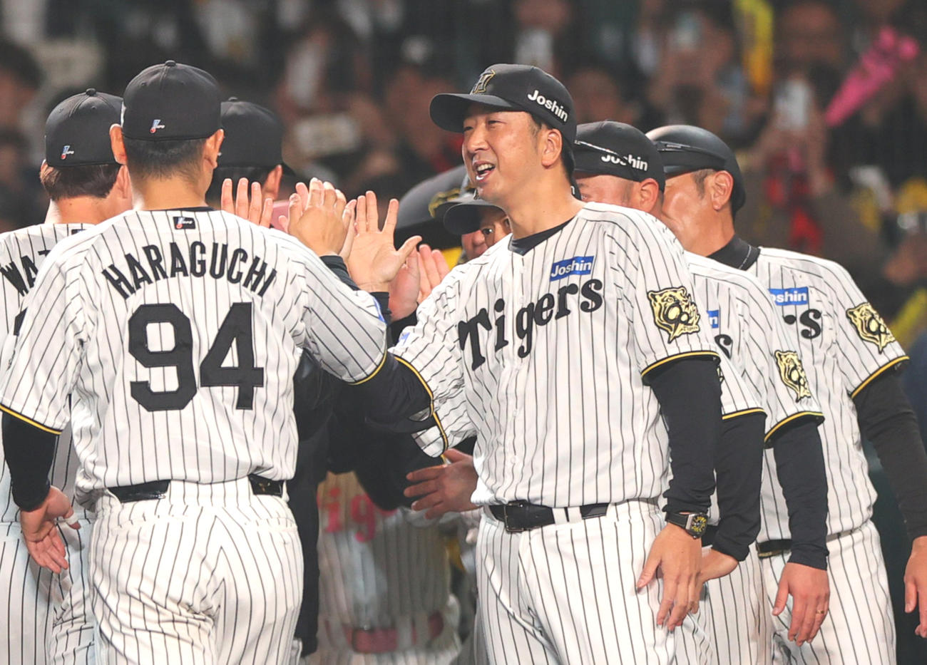 阪神対中日　中日に勝利した阪神藤川監督はベンチ前でナインとタッチをかわす（撮影・上山淳一）