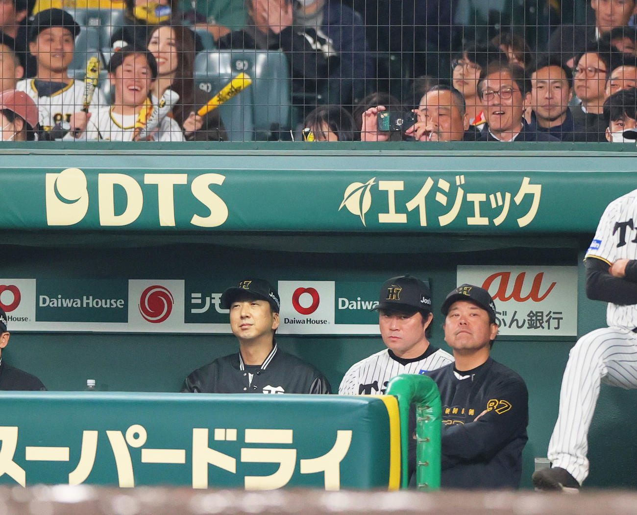 阪神対中日　9回表中日2死一塁、代打ブライト健太の時、スタンドのあと一球コールにベンチで笑顔を見せる藤川監督（左）（撮影・上山淳一）