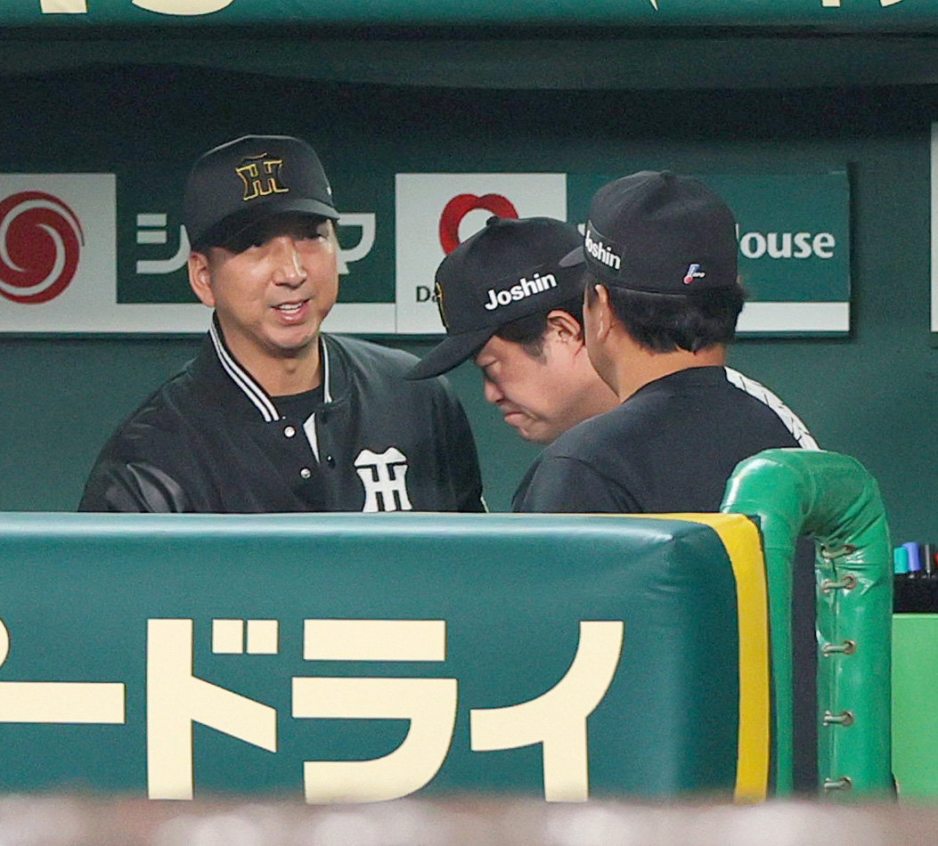 阪神対中日　阪神藤川監督（左）は中日に勝利しベンチで握手をかわす（撮影・上山淳一）