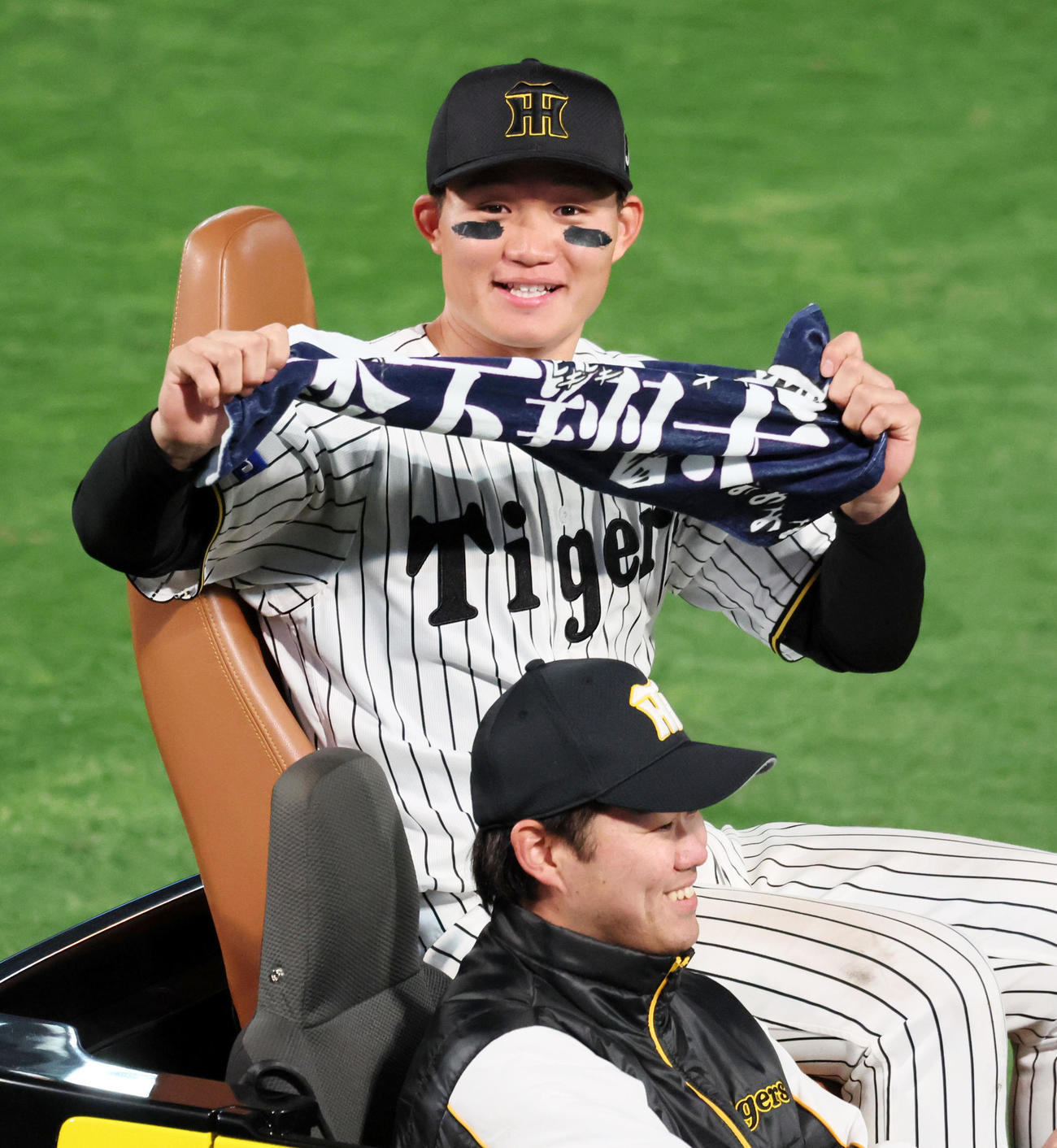 阪神対ヤ中日　リリーフカーで場内1周する森下（撮影・加藤哉）