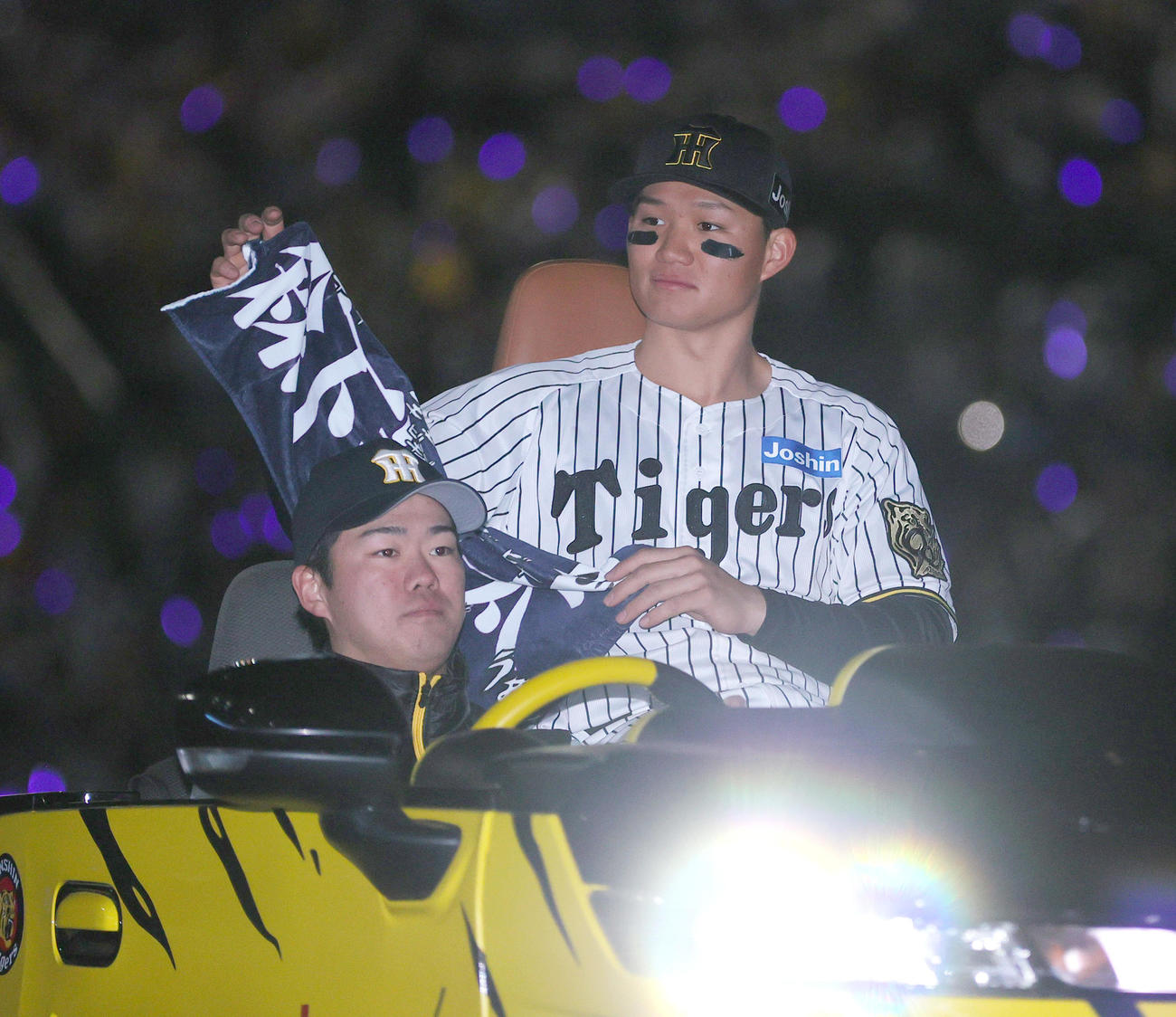 阪神対中日　ヒーローの阪神森下はスタンドの声援に応える（撮影・上山淳一）