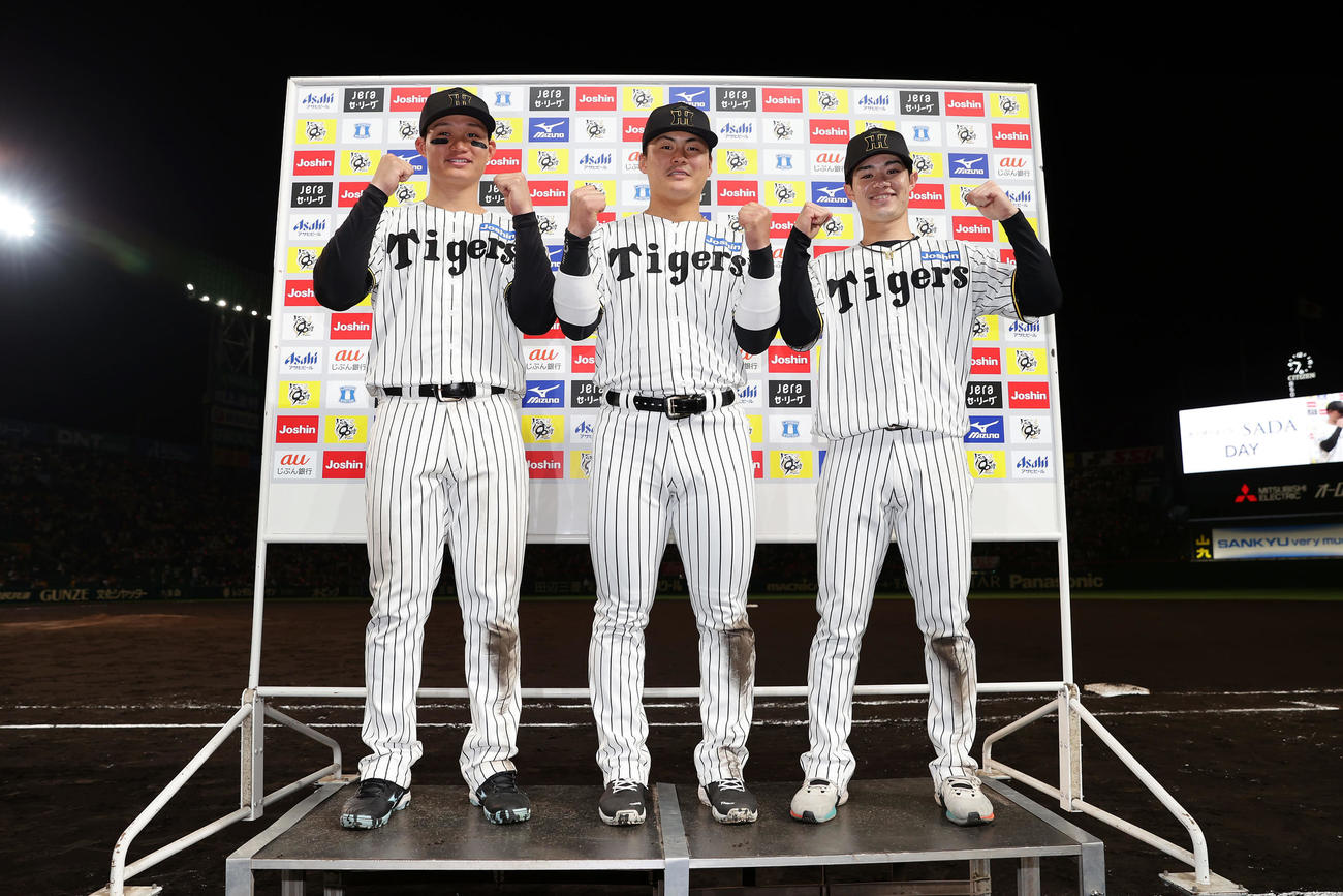 阪神対中日　お立ち台でガッツポーズする、左から阪神森下、前川、中野（撮影・前田充）