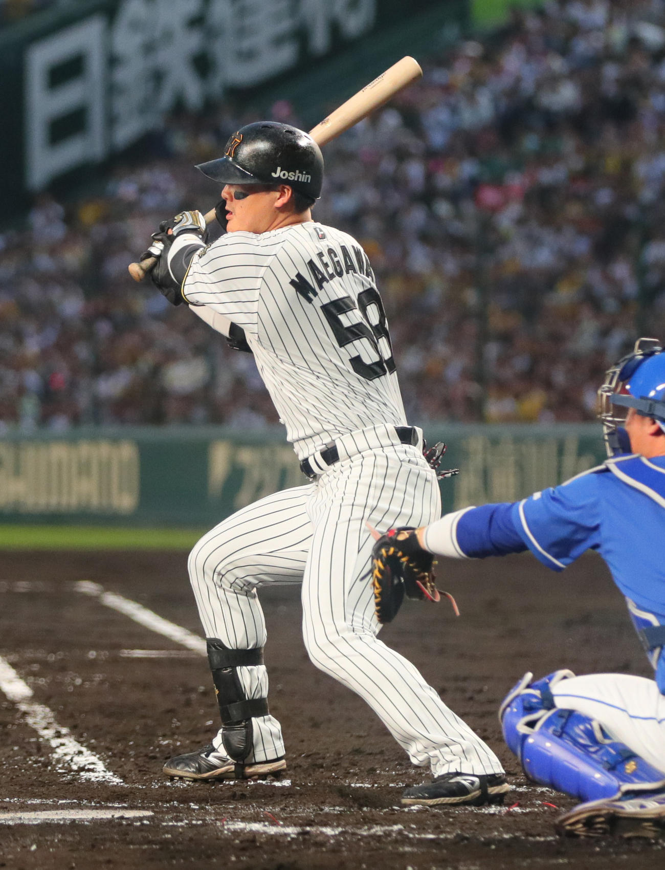 阪神対中日　1回裏阪神1死一、二塁、前川は左2点適時二塁打を放つ（撮影・上山淳一）
