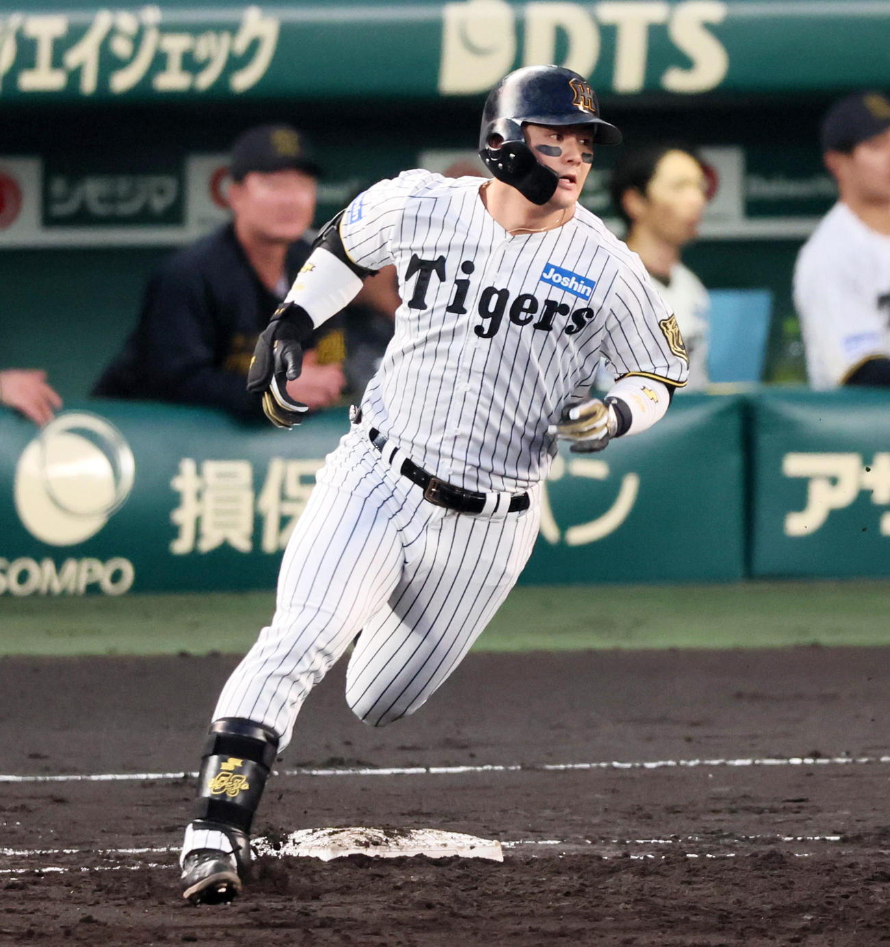 阪神対ヤ中日　1回裏阪神1死一、二塁、前川は左へ適時2点二塁打を放つ（撮影・加藤哉）