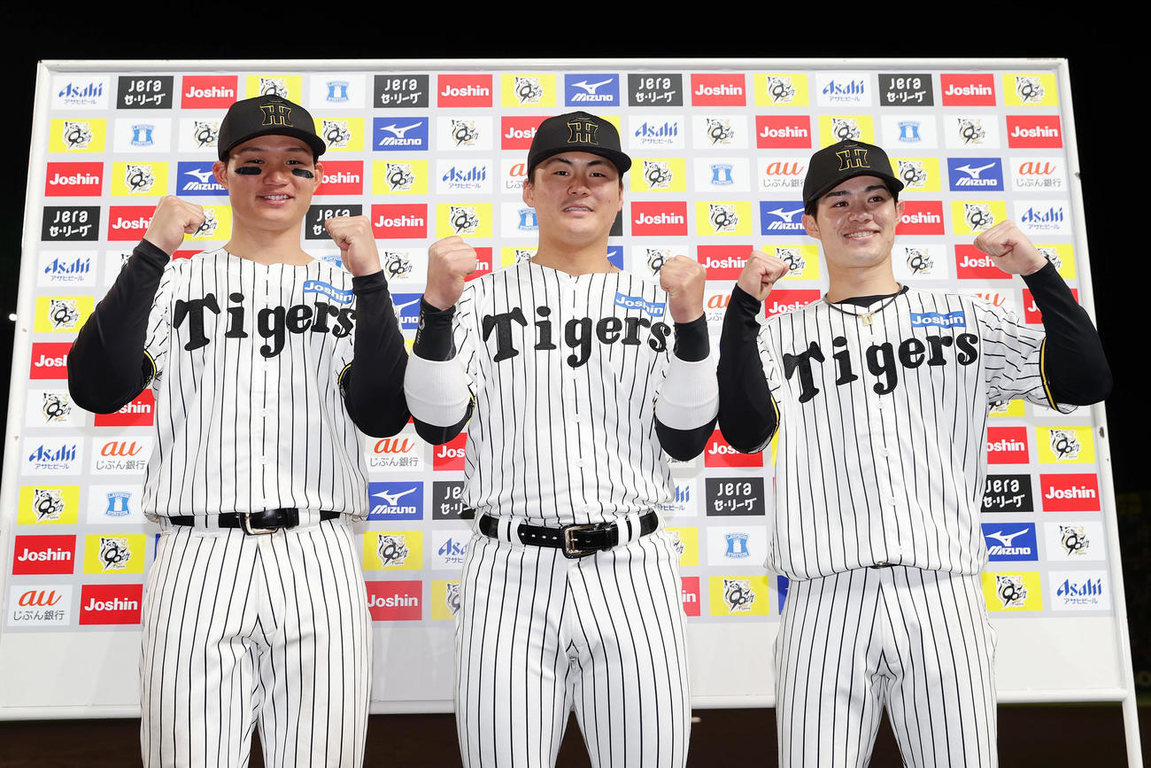 阪神対中日　お立ち台でガッツポーズする、左から阪神森下、前川、中野（撮影・前田充）