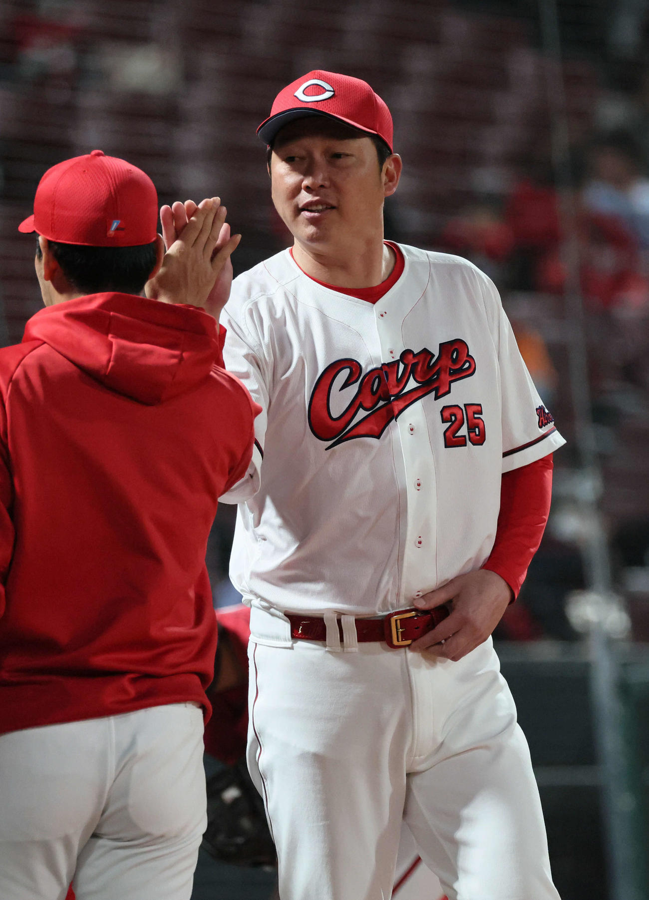 広島対巨人　巨人に快勝した新井監督（撮影・加藤孝規）