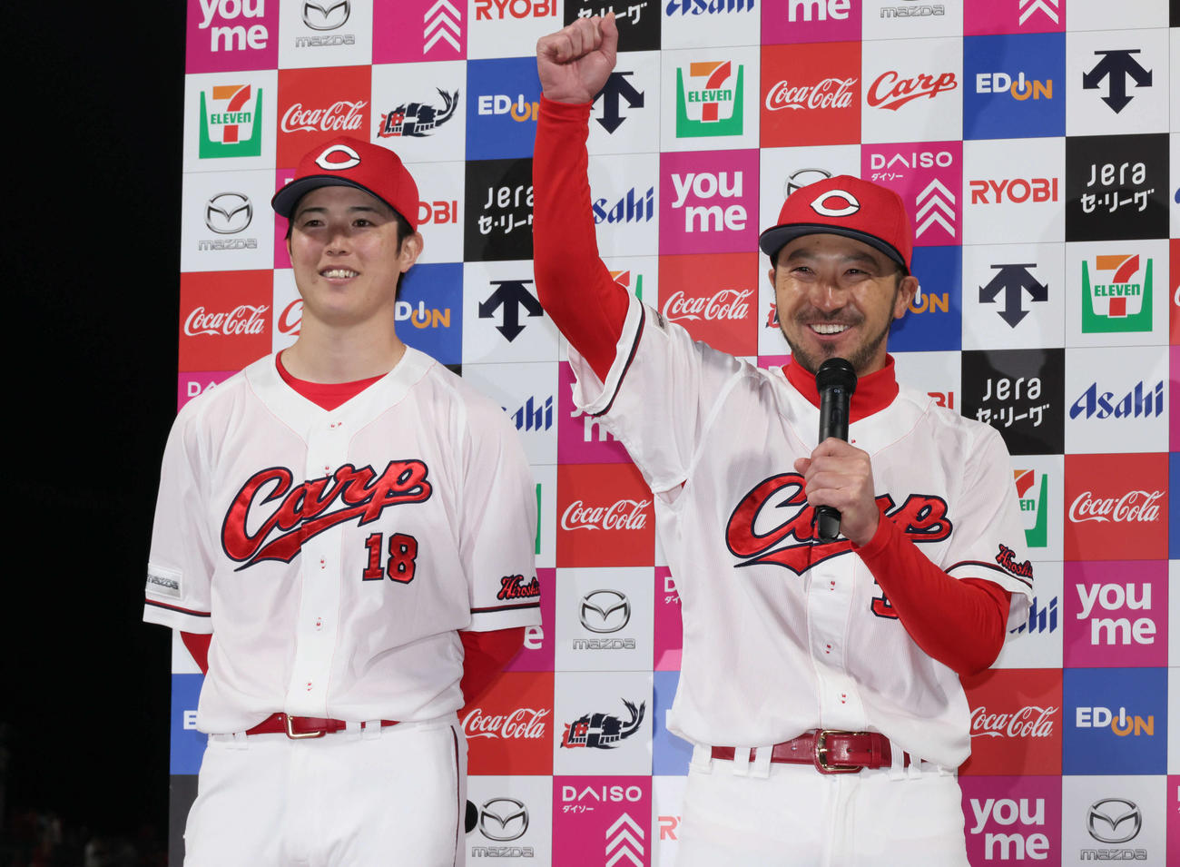 広島対巨人　お立ち台で3軍の松山に「俺やったよ！」とアピールする菊池（右）と森下（撮影・加藤孝規）