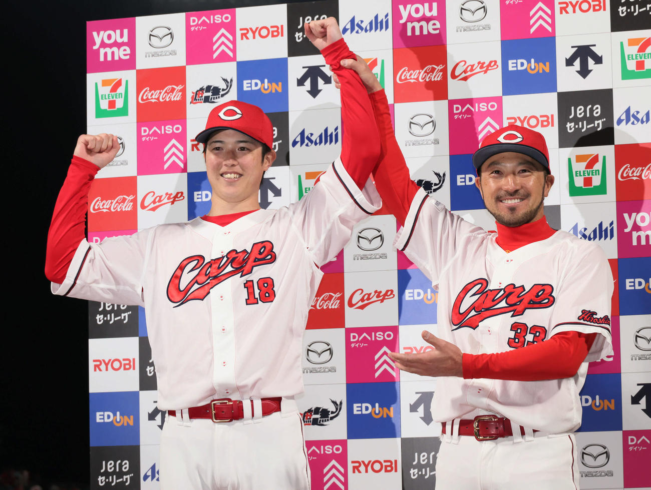 広島対巨人　お立ち台でポーズを決める森下（左）と菊池（撮影・加藤孝規）