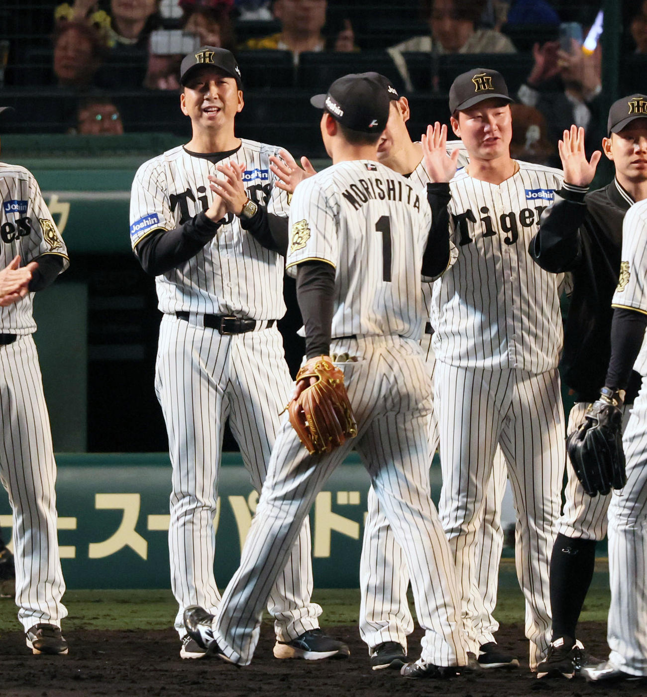 阪神対ヤ中日　甲子園初勝利を挙げナインを迎える藤川監督（撮影・加藤哉）