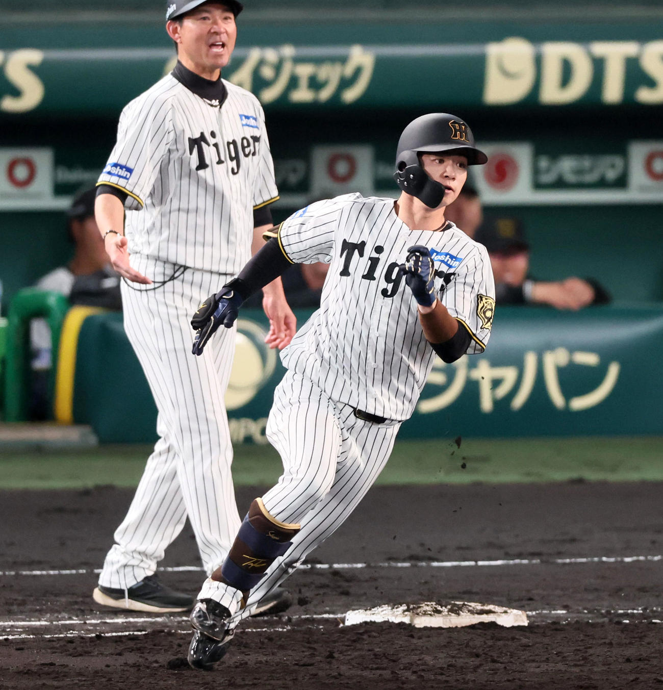 阪神対ヤ中日　2回裏阪神1死一塁、中野は中越え二塁打を放つ（撮影・加藤哉）