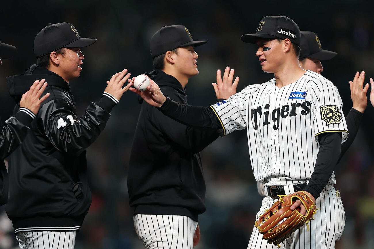 阪神対中日　中日に勝利し、阪神村上（左）にウイニングボールを渡す森下（撮影・前田充）