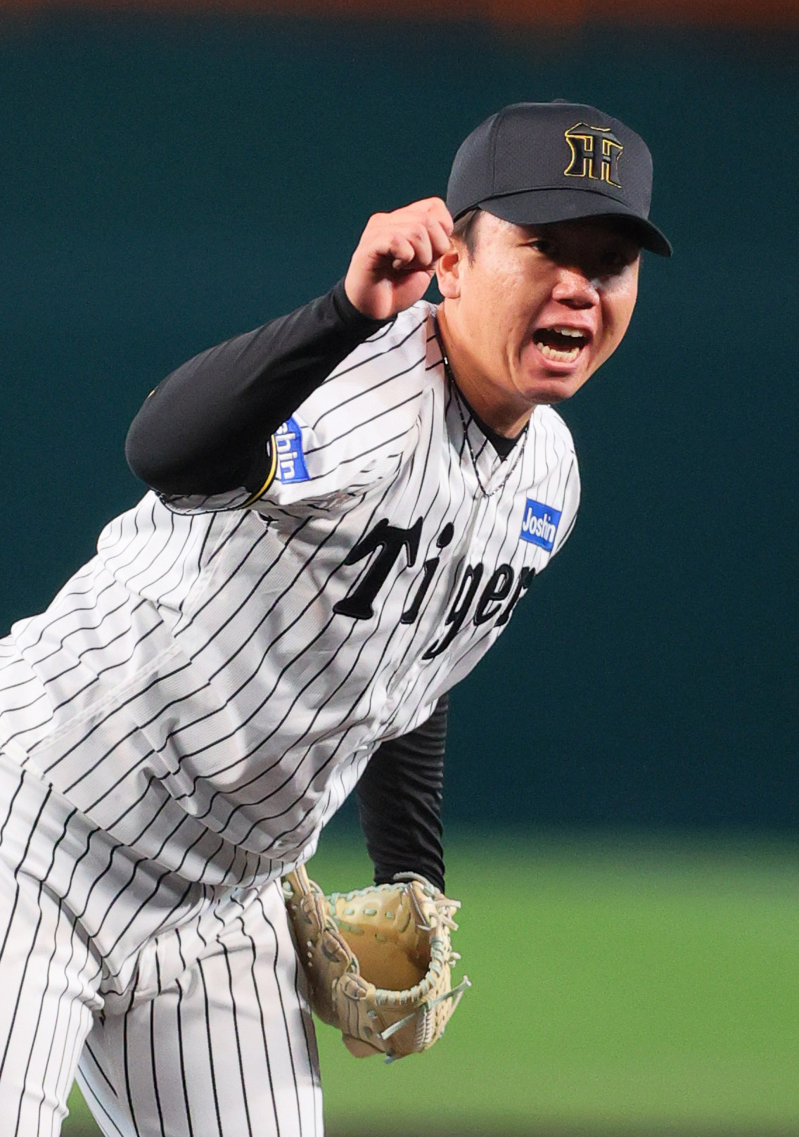 阪神対中日　気合の入った表情で力投する阪神先発の村上（撮影・上山淳一）