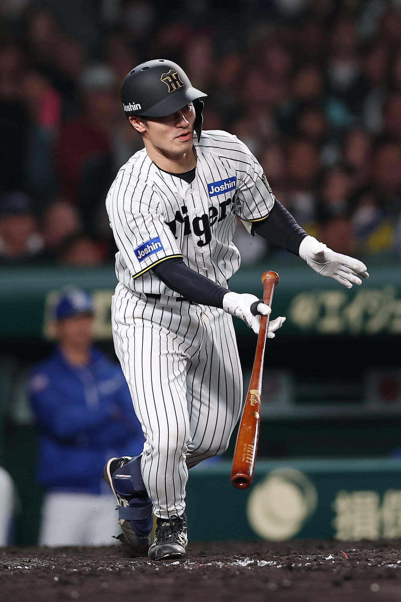 阪神対中日　5回裏阪神2死一、二塁、右前適時打を放つ坂本（撮影・前田充）
