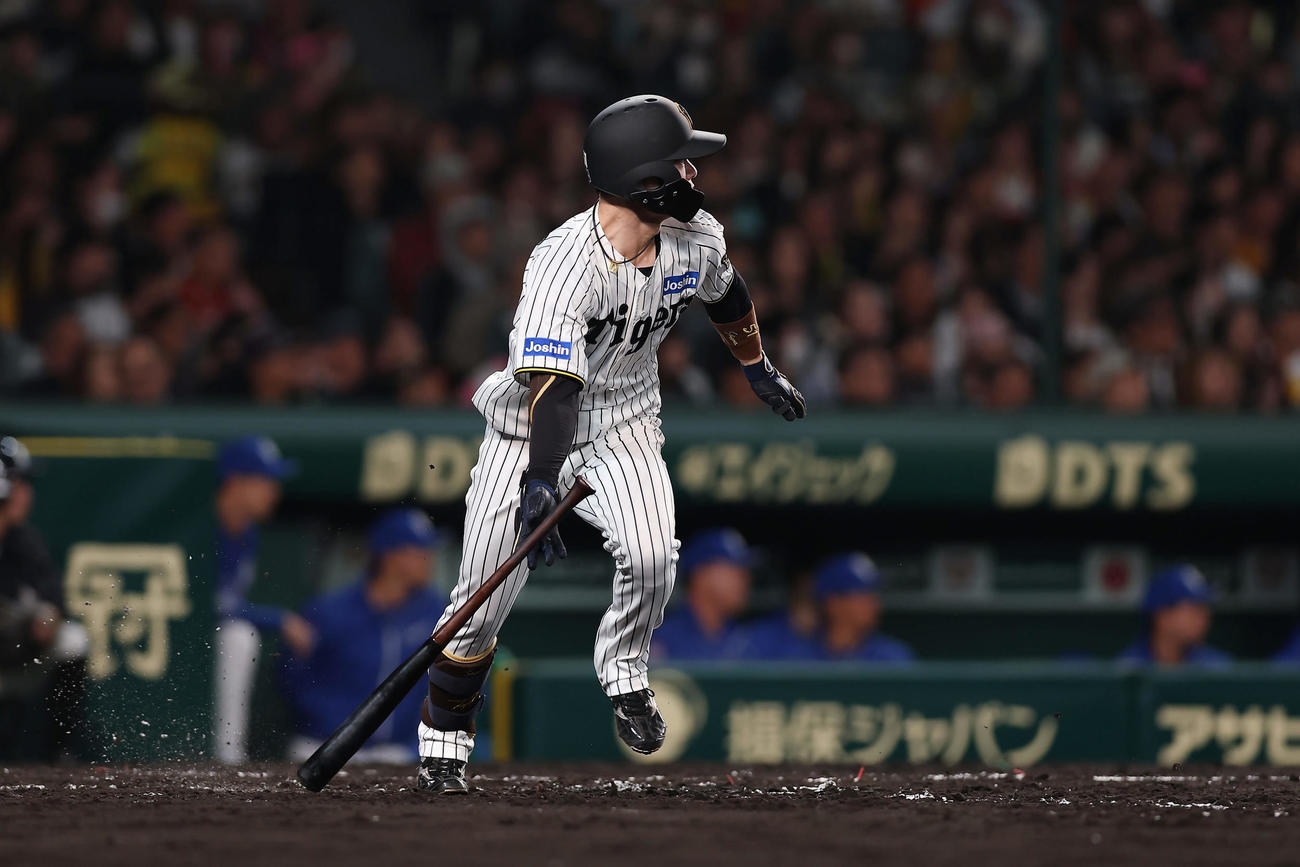 阪神対中日　4回裏阪神2死一塁、左翼線へ適時二塁打を放つ中野（撮影・前田充）