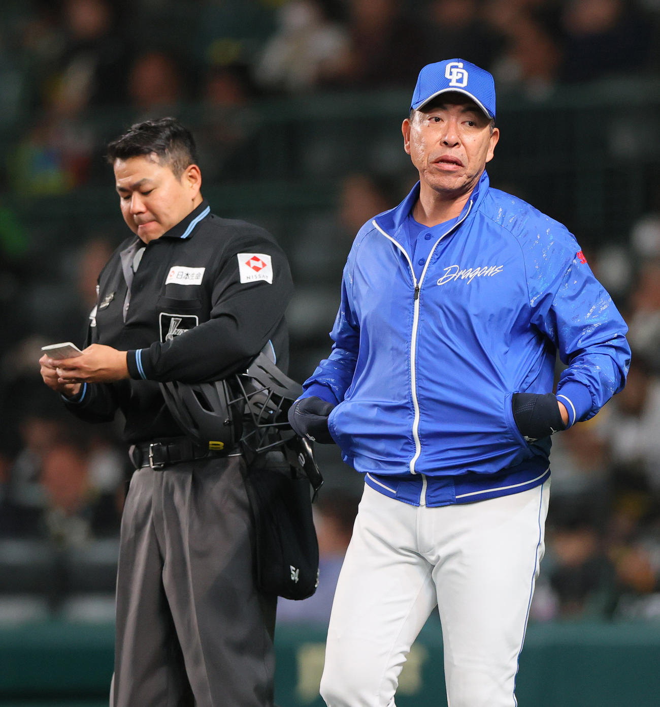 阪神対中日　8回の攻撃を終え中日井上監督は交代を告げベンチに戻る（撮影・上山淳一）