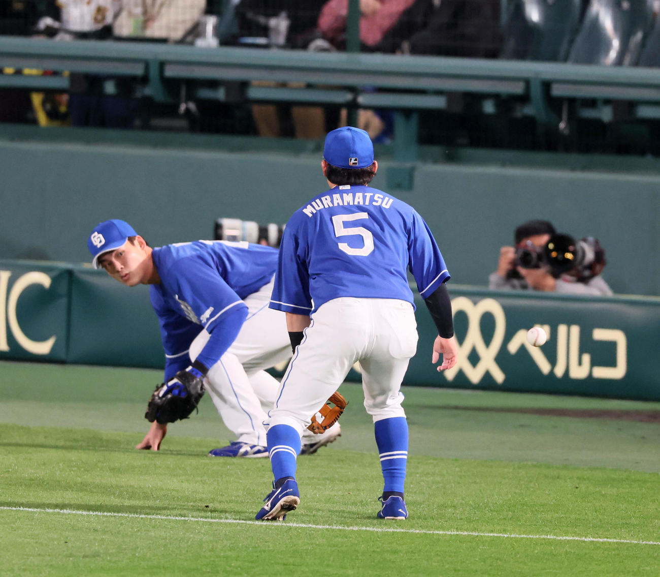 阪神対中日　3回裏阪神2死、木浪のファウルフライを捕り損なう石川昂（左）（撮影・加藤哉）