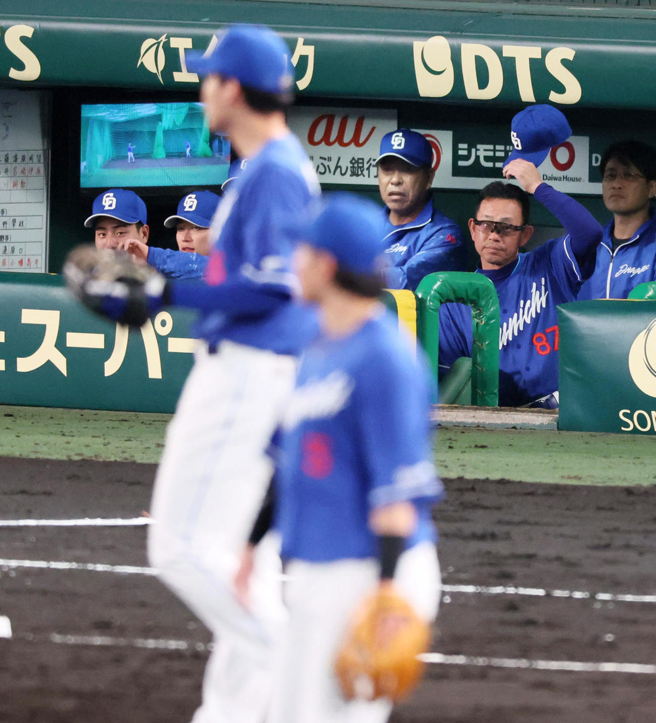 阪神対ヤ中日　3回裏阪神2死、木浪の邪飛を石川昂（左）と村松が捕球出来ずベンチで渋い表情の井上監督（撮影・加藤哉）